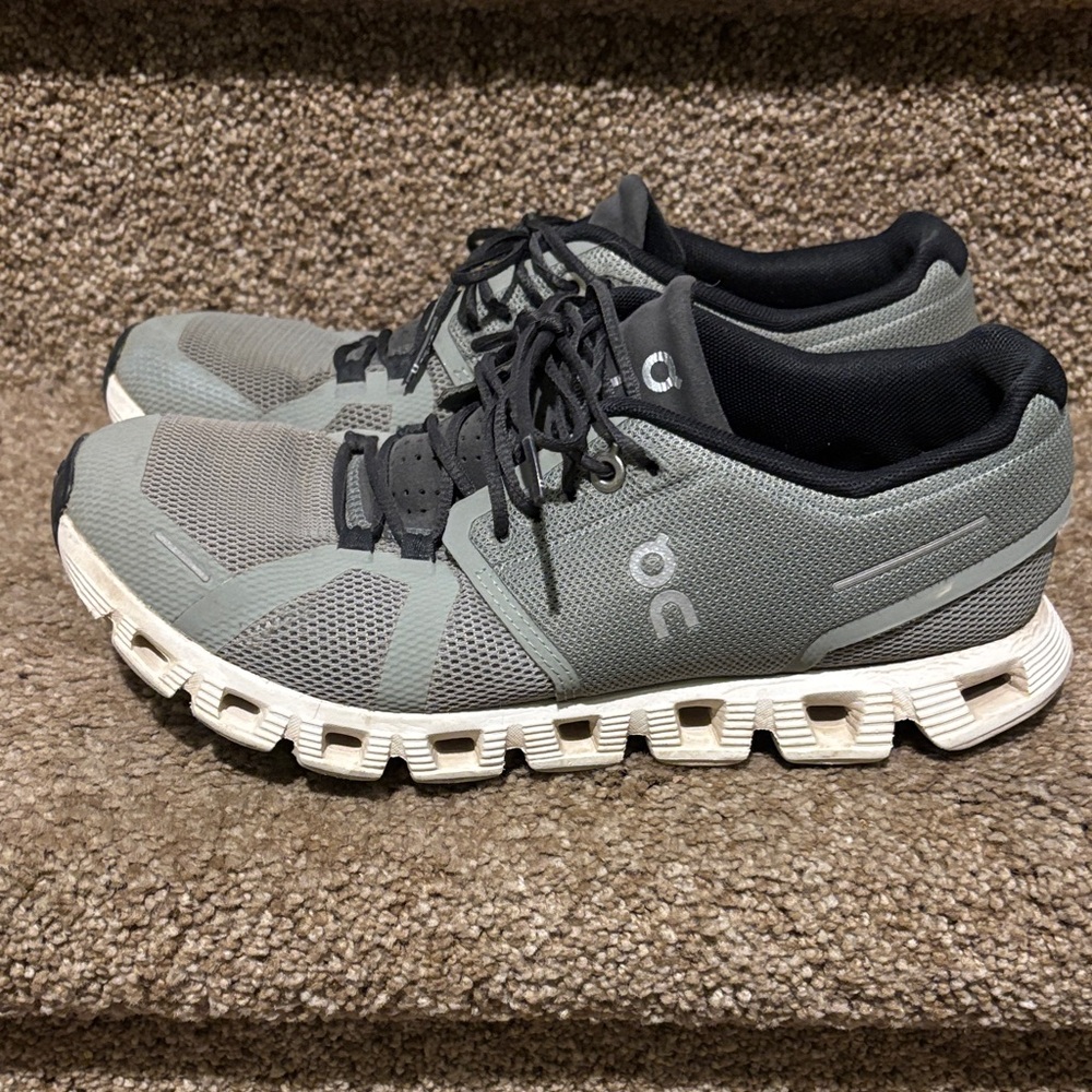 On Running Women's Gray and Black Sneakers
